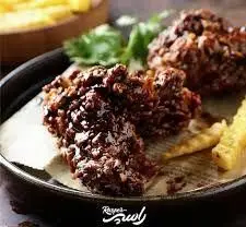 مرغ سوخاری کریسپی و سس‌دار راسپر، غذایی خوشمزه و پرطرفدار از منوی فست فود سوخاری راسپر، همراه با سیب زمینی سرخ کرده طلایی و تازه.