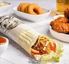 ساندویچ رپ مرغ سوخاری تازه و پیاز سوخاری راسپر. غذای خوشمزه و پرطرفدار از منوی فست‌فود سوخاری راسپر برای سفارش آنلاین.