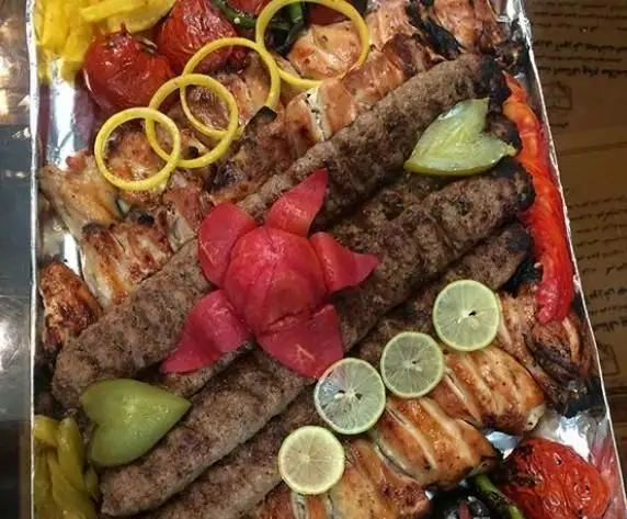 سینی کباب مجلسی کبابی خانه کباب؛ شامل کوبیده، جوجه، گوجه و فلفل کبابی، سیب زمینی سرخ کرده و دورچین‌های اشتهاآور.