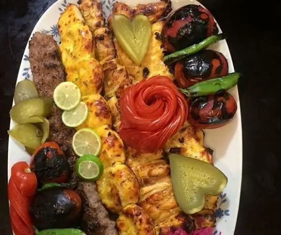 سینی مجلل و رنگارنگ کبابی خانه کباب با جوجه و کباب کوبیده، گوجه و فلفل کبابی، لیمو، خیارشور و تزئینات زیبا.