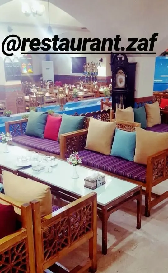 فضای دلنشین سفره خانه سنتی زعفران با دکوراسیون چوبی، نیمکت‌های راحت و میزهای پذیرایی، محیطی آرامش‌بخش برای مشتریان.