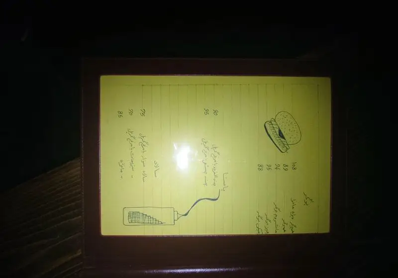 منوی دست‌نویس کافه مانژه شامل سالاد مانژه، سزار، پاستا آلفردو و برگرهای ویژه مانژه با قیمت‌های کامل و تصاویر غذایی.