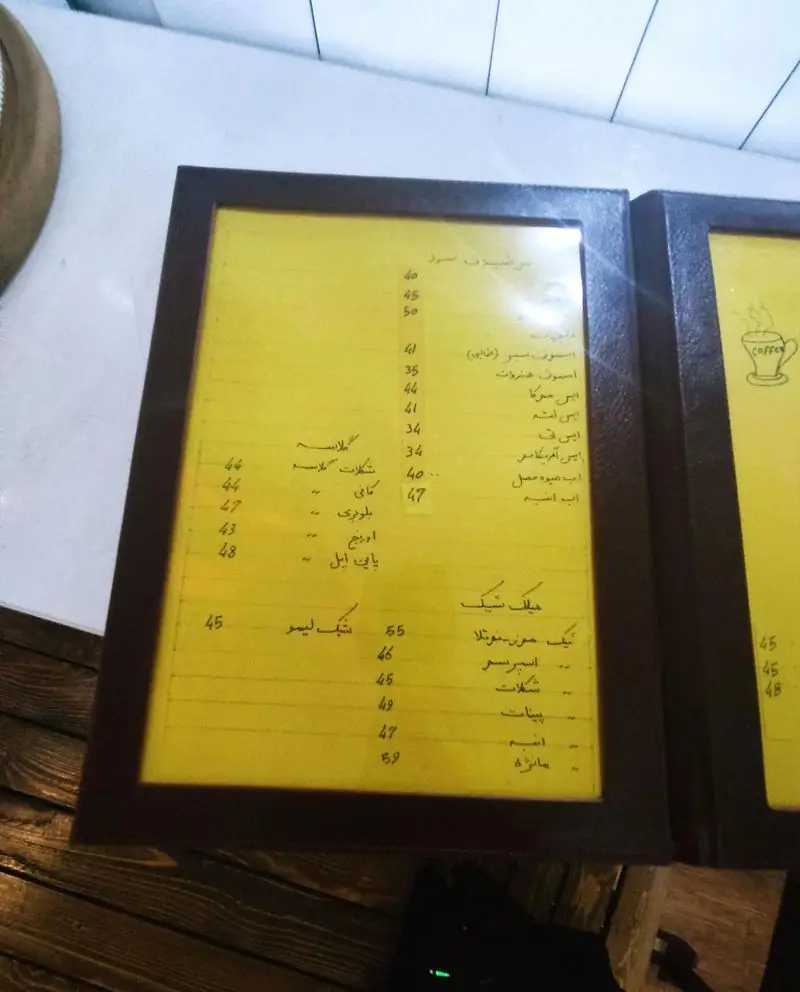 تصویر منوی کافه مانژه با لیست کامل نوشیدنی‌ها، از جمله قهوه، میلک شیک، آبمیوه و سایر اقلام به همراه قیمت‌های به‌روز.