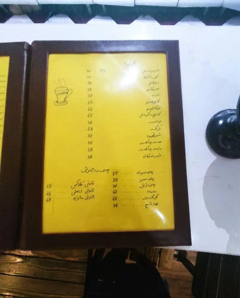 منو نوشیدنی‌های کافه مانژه: اسپرسو، لاته، کاپوچینو، چای سیاه و میوه‌ای با قیمت. گزینه‌های لذیذ برای تجربه کافه‌گردی.