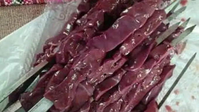 سیخ های جگر تازه و باکیفیت آماده طبخ برای کباب در کبابی جگرکی مزه. لذت یک کباب جگر خوشمزه را تجربه کنید.