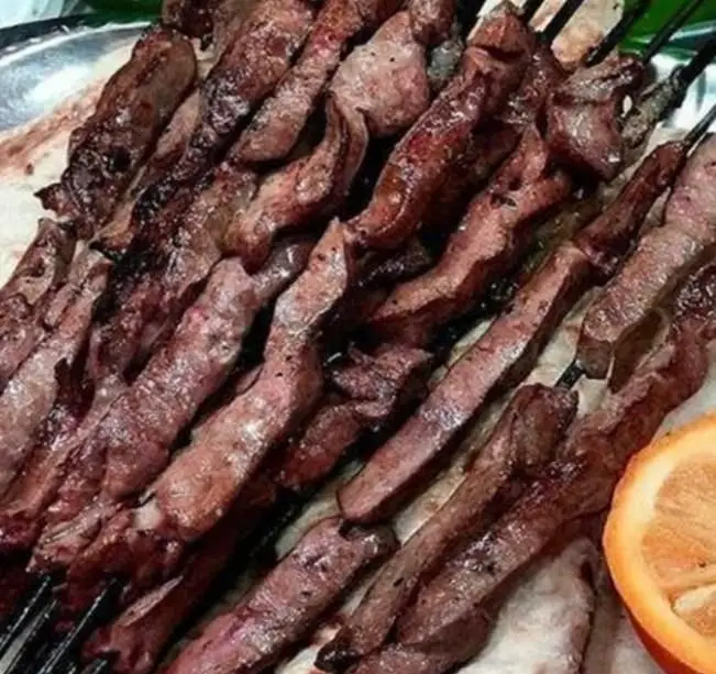 سیخ های لذیذ جگر کبابی و کباب گوشت تازه، آماده سرو در کبابی جگرکی مزه. بهترین انتخاب برای یک وعده غذای سنتی و خوشمزه ایرانی.