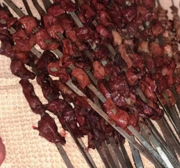 سیخ‌های پر از جگر کبابی تازه و خوش‌طعم، آماده پذیرایی در کبابی جگرکی مزه، طعمی اصیل از کباب جگر ایرانی.