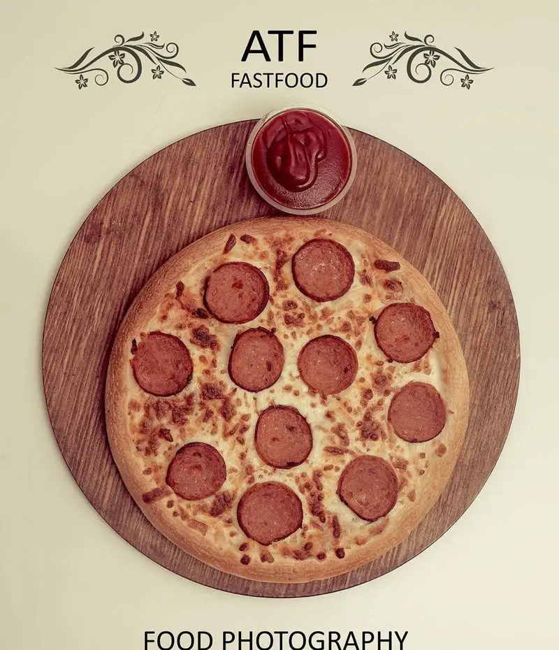 پیتزا پپرونی اشتهاآور و لذیذ رستوران فست فود ATF، انتخابی عالی برای یک وعده خوشمزه. عکس پیتزا با سس کچاپ.