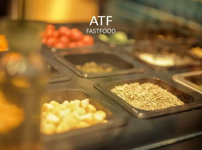 رستوران ای تی اف، فست فود با کیفیت و متنوع. مواد اولیه تازه شامل گوجه گیلاسی، دانه‌های آفتابگردان و نخود برای سالاد بار.