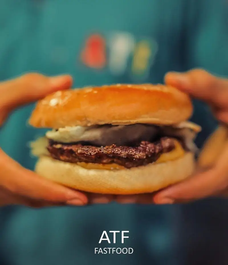 همبرگر خوشمزه و تازه رستوران ای تی اف، یک انتخاب عالی برای تجربه بهترین فست فود با کیفیت و طعم بی‌نظیر.