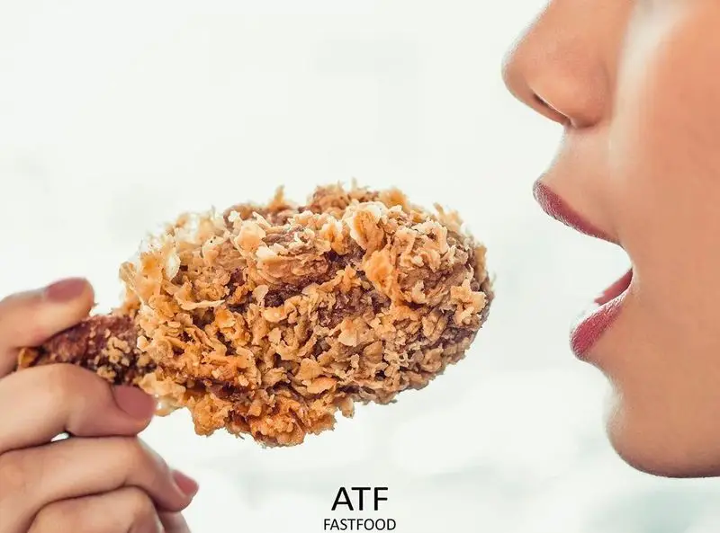 تصویری از یک مرغ سوخاری ترد و خوشمزه که آماده خوردن است، نشان دهنده کیفیت عالی غذاهای فست فود رستوران ای تی اف.