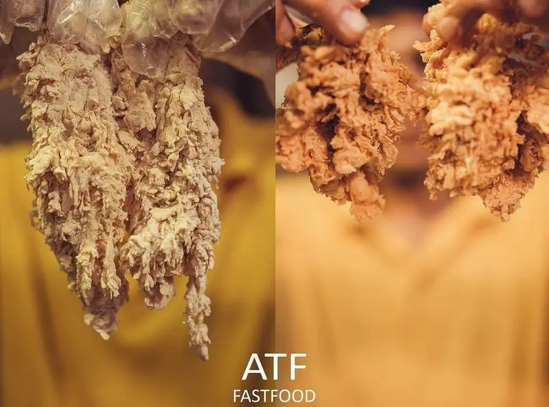 مراحل آماده سازی مرغ سوخاری ترد و خوشمزه رستوران فست فود ATF، از آردپاشی تا سرخ شدن نهایی و کریسپی.