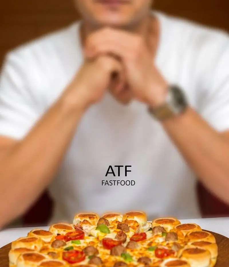 پیتزای جذاب دور لقمه‌ای با تاپینگ‌های تازه سوسیس، گوجه و پنیر از منوی ویژه فست فود ای تی اف. تجربه طعم عالی در رستوران ای تی اف.