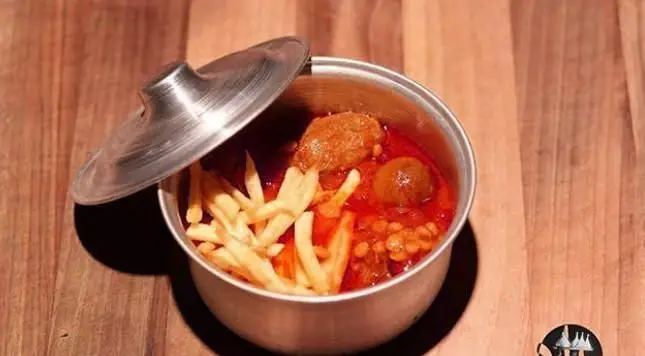 غذای سنتی ایرانی: خورشت قیمه یا کوفته با سیب‌زمینی سرخ کرده، سرو شده در ظرف رویی کوچک از تهیه غذا مطبخ راد.