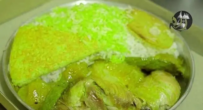 تهیه غذا مطبخ راد: دیس بزرگ و رنگارنگ غذای سنتی ایرانی شامل پلو سبز مجلسی، پلو زعفرانی و مرغ با خورشت سبز لذیذ.