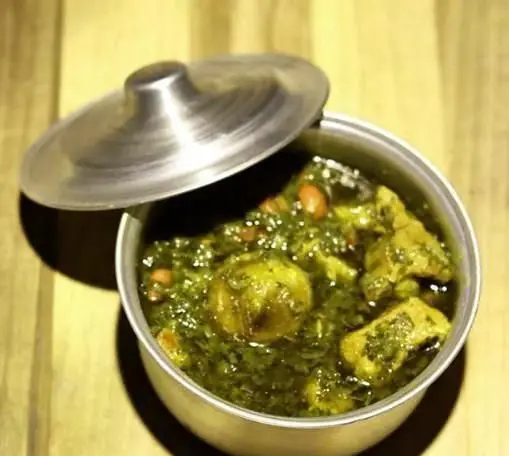 خورشت قورمه سبزی خوشمزه و جاافتاده، غذای اصیل ایرانی از تهیه غذا مطبخ راد، با طعم خانگی و عطر دلنشین آماده سرو.