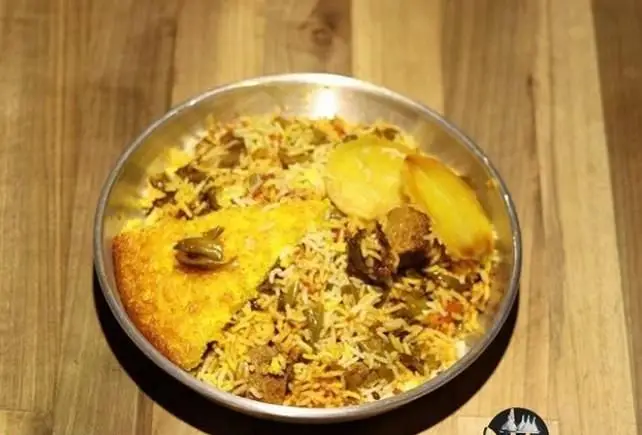 سفارش غذای خانگی ایرانی، لوبیا پلو با ته دیگ طلایی و گوشت لذیذ از تهیه غذا مطبخ راد، بهترین کترینگ آنلاین.