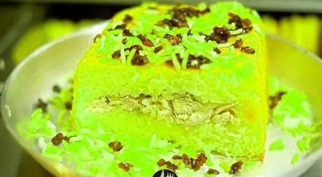 ته چین مجلسی و خوشرنگ سبز تهیه غذا مطبخ راد، غذای سنتی ایرانی با برنج ممتاز و مغز گوشت، تزیین شده با زرشک.