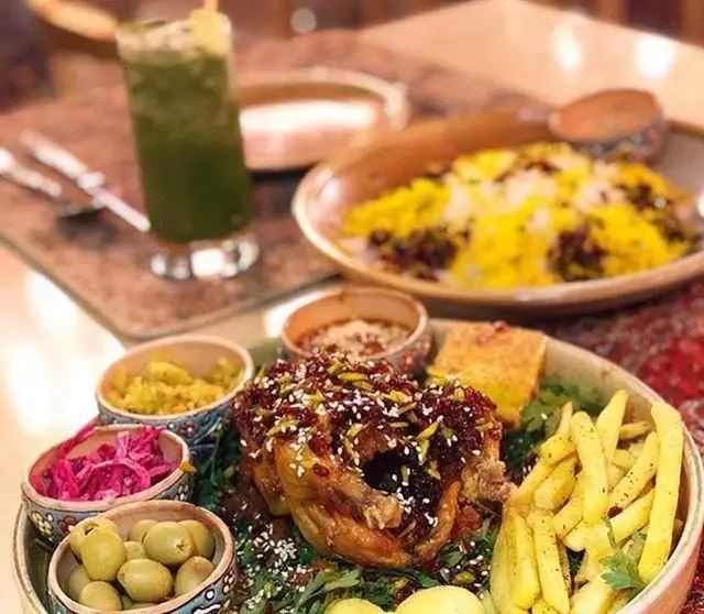 میز غذای کامل کافی شاپ پرسیس: مرغ بریان مجلسی با سس زرشک، پلو زعفرانی، زیتون، ترشی، سیب زمینی و نوشیدنی گوارا.