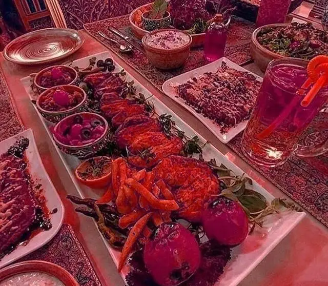 میز مجلل و اشتهاآور از غذاهای لذیذ ایرانی شامل کباب‌های متنوع، مخلفات رنگارنگ و نوشیدنی‌های جذاب در کافی شاپ پرسیس.