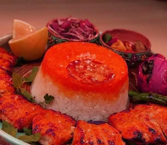 غذای اصیل ایرانی در کافی شاپ پرسیس: چلو ماهی زعفرانی با دورچین ترشی، پیاز کبابی و لیمو. انتخابی عالی برای ناهار یا شام.
