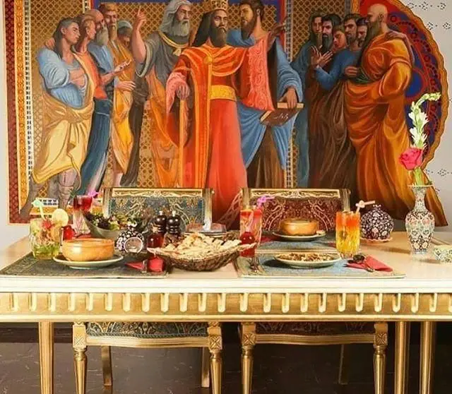 کافی شاپ پرسیس: میز مجلل با غذاها و نوشیدنی‌های متنوع در فضایی دلنشین، مزین به نقاشی دیواری تاریخی و هنری بی‌نظیر.