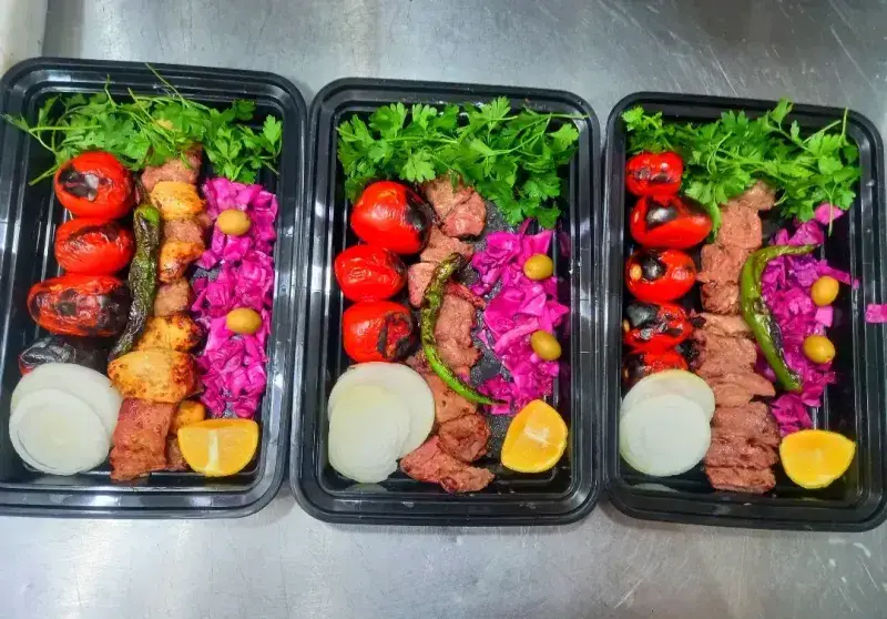 سه پرس کباب خوش طعم و تازه کبابسرای عشاق با گوجه کبابی، فلفل، پیاز، سبزیجات معطر، زیتون و لیمو. بهترین انتخاب برای بیرون بر.