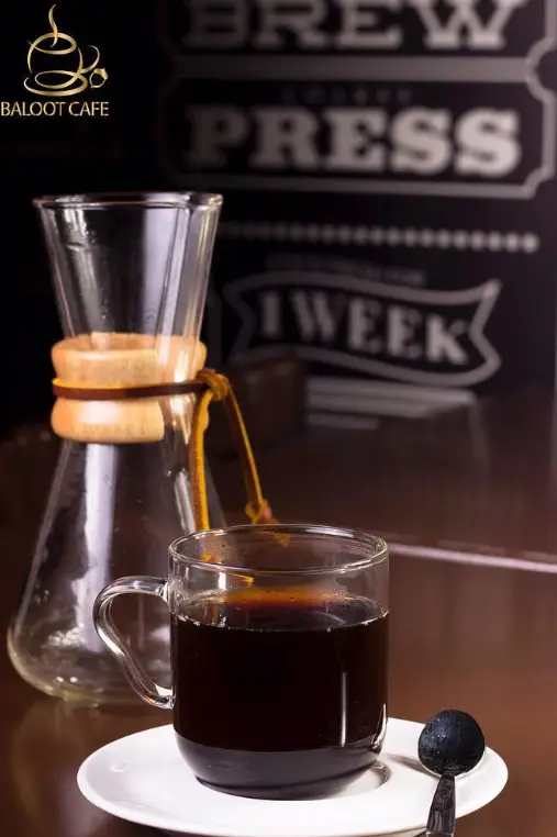 قهوه تازه‌ دم در بلوط کافه با استفاده از دستگاه قهوه ساز کمکس. فنجانی دلپذیر از بهترین قهوه‌های مخصوص بلوط کافه.