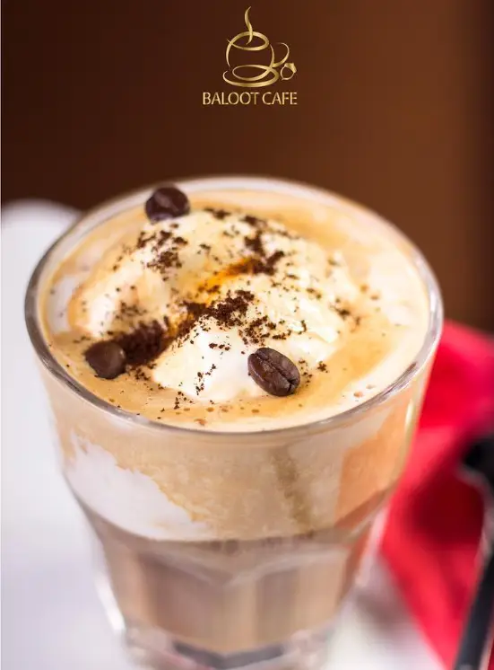 نوشیدنی قهوه آفوگاتو با بستنی، پودر کاکائو و دانه قهوه در کافه بلوط. لذت یک دسر خنک و خوشمزه از فست فود بلوط.