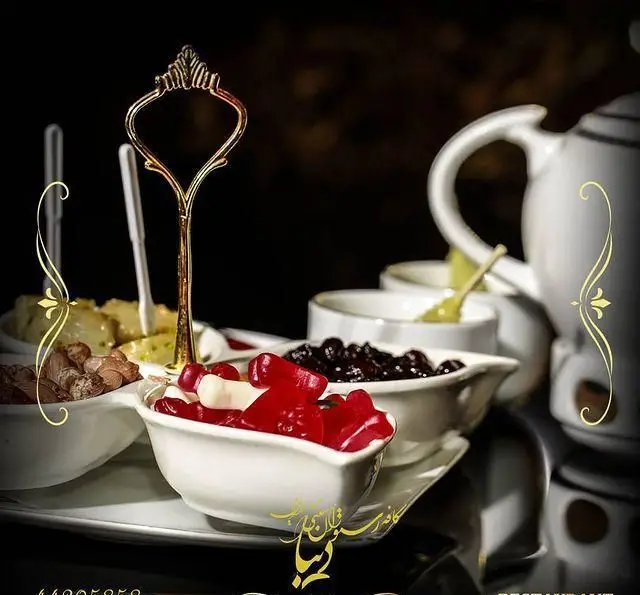 انواع شیرینی، آجیل و چای در کافه رستوران سنتی دیبا، مکانی دلنشین برای دورهمی‌ها و لحظات شیرین و به یادماندنی.