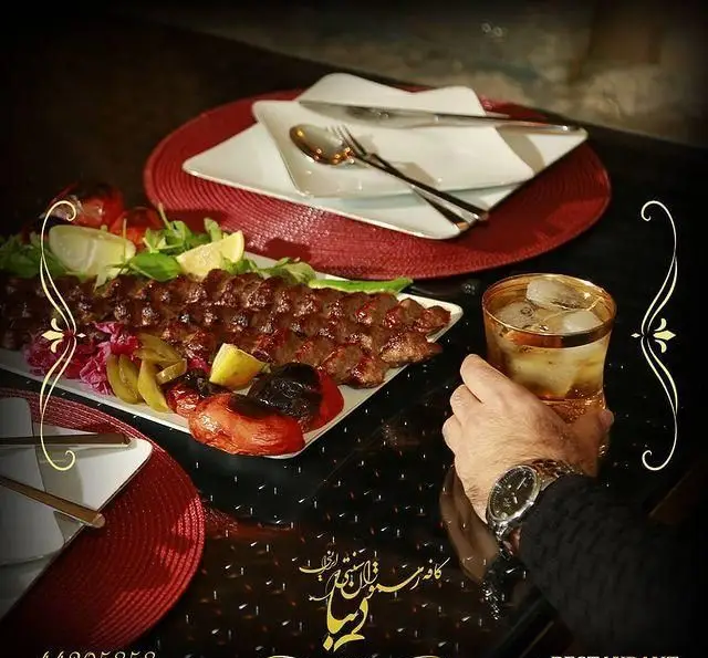 کباب کوبیده لذیذ در کافه رستوران سنتی دیبا، همراه با سرو نوشیدنی و محیطی دلنشین برای تجربه غذای اصیل ایرانی.