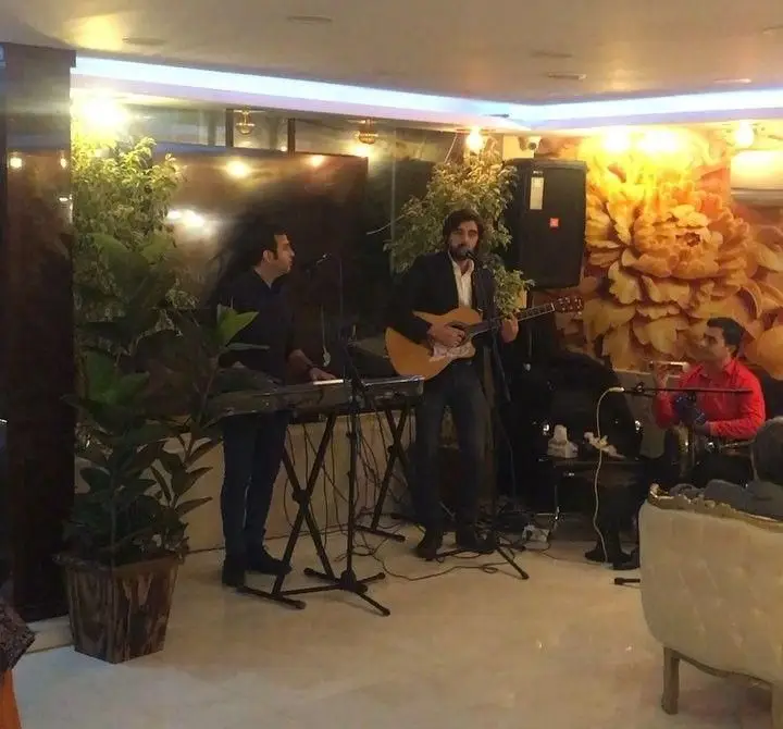 اجرای زنده موسیقی با گیتار، کیبورد و ساز کوبه‌ای در کافه رستوران سنتی دیبا؛ فضایی دلنشین برای شب‌های به‌یادماندنی.