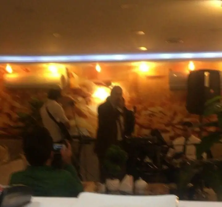 اجرای موسیقی زنده در کافه رستوران سنتی دیبا؛ فضایی گرم و دلنشین برای لذت بردن از شب‌های خاطره‌انگیز و دورهمی‌ها.