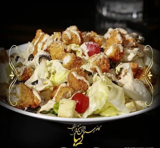 عکس سالاد سزار مرغ سوخاری، غذای محبوب و خوش‌طعم در منوی کافه رستوران سنتی دیبا، با بهترین کیفیت و مواد اولیه تازه.