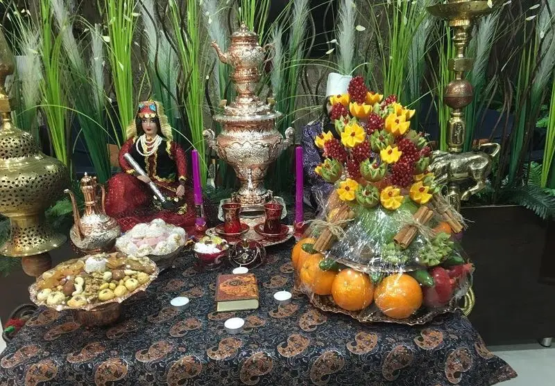 سفره سنتی و زیبای شب یلدا یا نوروز در کافه رستوران سنتی دیبا با میوه آرایی، آجیل، شیرینی و سماور.