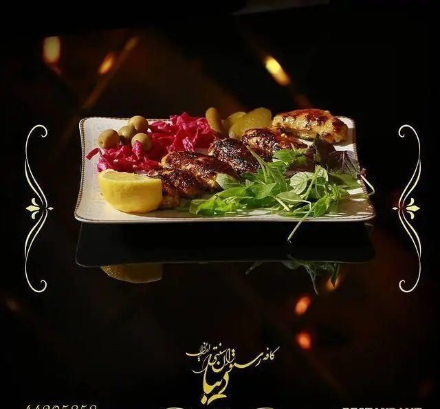 غذای خوشمزه و تازه از کافه رستوران سنتی دیبا، شامل کباب، زیتون، سالاد کلم و سبزیجات معطر. محیطی دنج و سنتی برای تجربه طعمی اصیل.