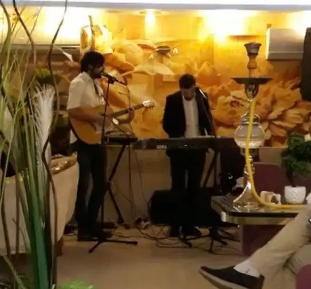 کافه رستوران سنتی دیبا با اجرای موسیقی زنده گیتار و کیبورد، فضایی گرم و دلنشین برای لذت بردن از لحظات خاص و قلیان.
