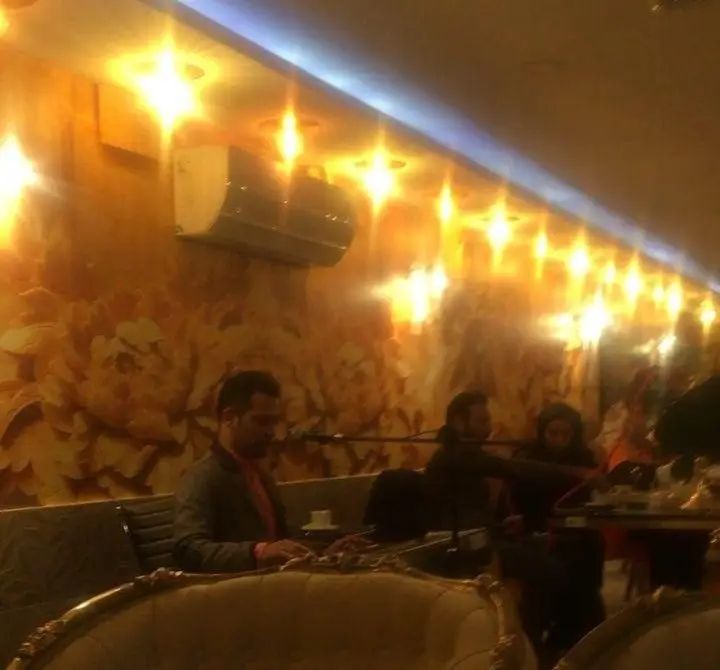 موسیقی زنده دلنشین در کافه رستوران سنتی دیبا، با فضای گرم و دکوراسیون زیبا مناسب لحظات خاطره‌انگیز و دورهمی‌های دوستانه.