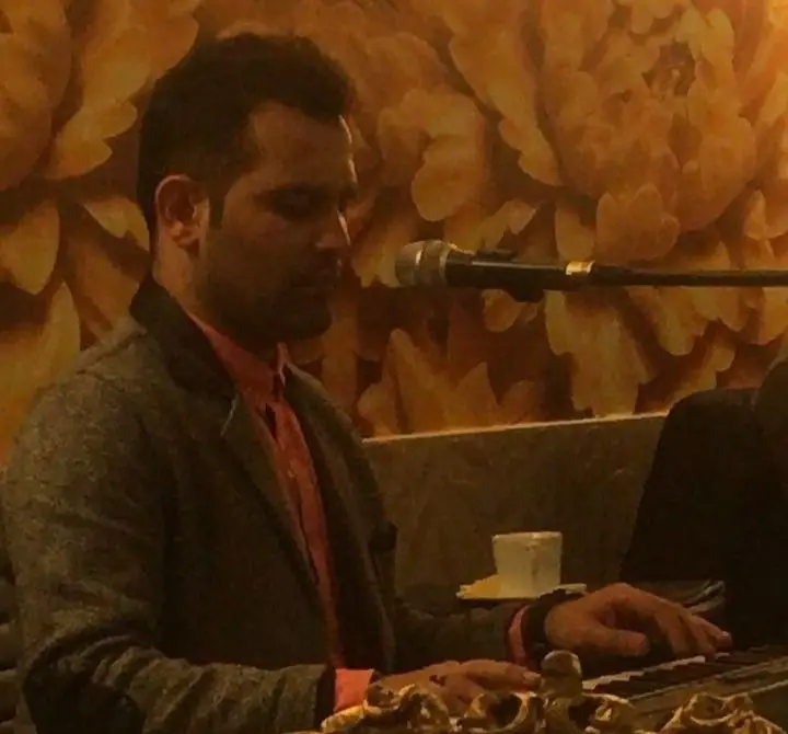 موسیقی زنده و اجرای دلنشین پیانو در کافه رستوران سنتی دیبا، فضایی آرام و دلپذیر برای شب‌نشینی‌های شما