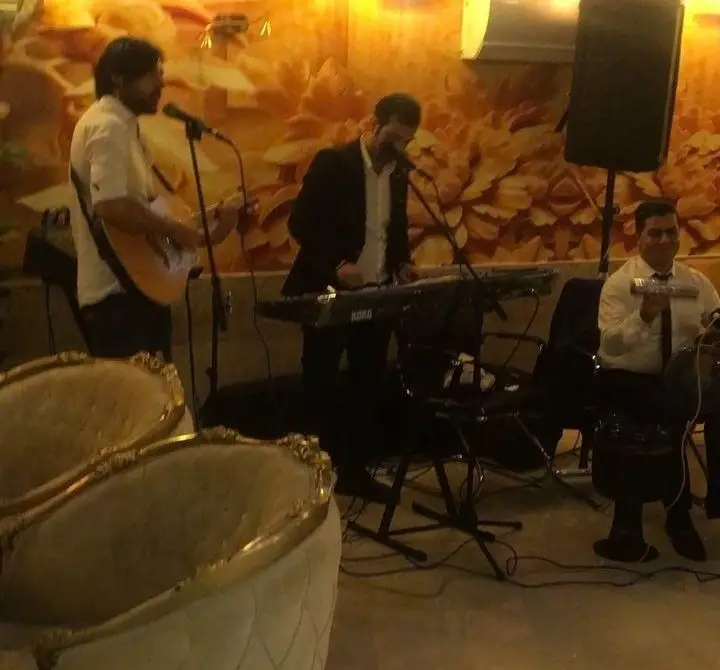 اجرای موسیقی زنده و دلنشین در کافه رستوران سنتی دیبا توسط نوازندگان گیتار، کیبورد و ساز کوبه‌ای برای مهمانان.