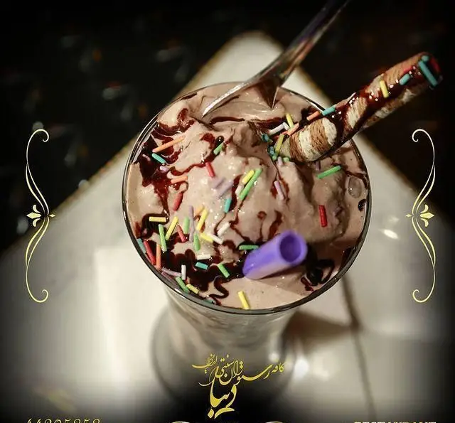 میلک شیک شکلاتی خوشمزه با تزئینات رنگی و سس شکلات در کافه رستوران سنتی دیبا. لذت یک نوشیدنی خنک را تجربه کنید.