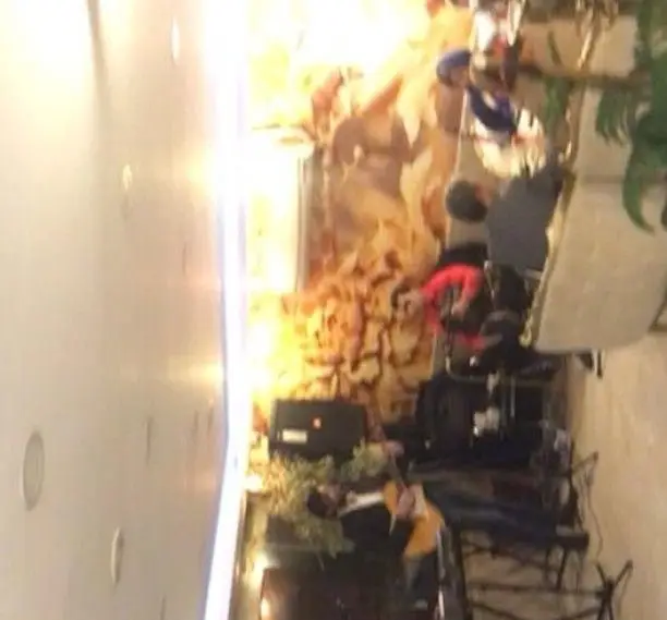 اجرای موسیقی زنده با گیتار در کافه رستوران سنتی دیبا، فضایی گرم و دلنشین برای شب‌نشینی و خاطره‌سازی مشتریان با دکوراسیون سنتی.