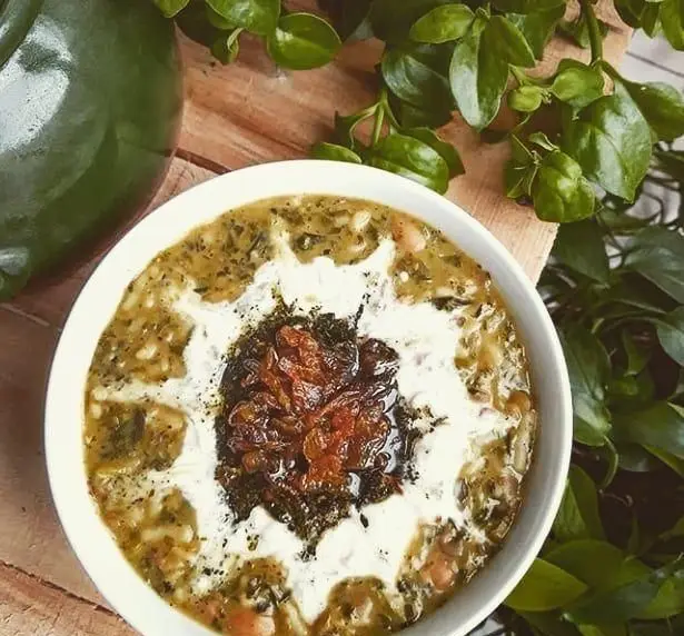 تجربه طعم دلنشین و اصیل آش رشته سنتی سفره خانه کریم خان با تزئینات بی‌نظیر کشک، نعناع داغ و پیاز داغ خوش‌عطر، لحظه‌ای به‌یادماندنی.