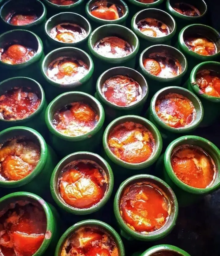 تصویری جذاب از غذاهای سنتی ایرانی در ظروف سفالی سبز سفره خانه سنتی کریم خان، آماده سرو با طعم اصیل و فراموش نشدنی.