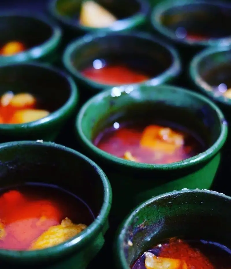 سرو دیزی آبگوشت سنتی و اصیل ایرانی در کاسه‌های سبز سفالی سفره خانه کریم خان؛ لذت غذای سنتی و تجربه‌ای بی‌نظیر.