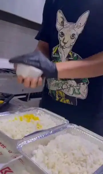 آماده‌سازی و بسته‌بندی برنج زعفرانی و ته چین توسط کترینگ ته چین ناب، متخصص غذای ایرانی با کیفیت.