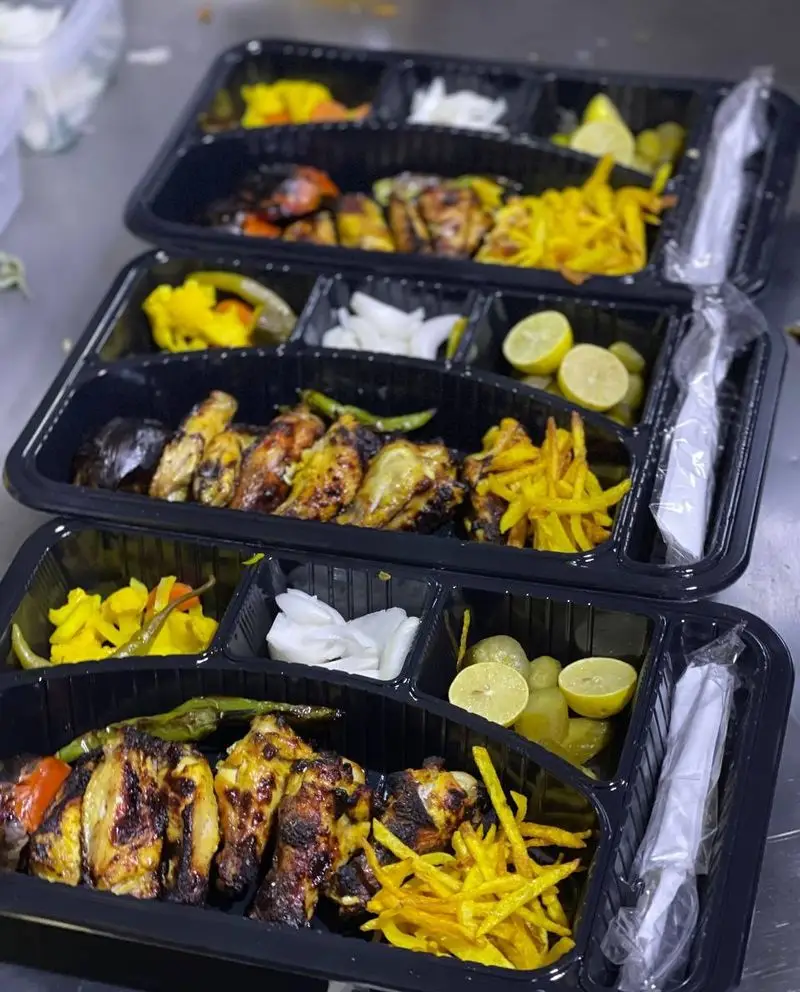 سفارشات آماده کترینگ ته چین ناب: جوجه کباب لذیذ با سیب زمینی، ترشی، پیاز و لیمو در ظروف شیک بیرون بر