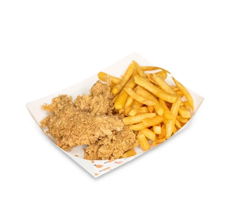 سینی مخصوص فست فود کامنت شامل چند تکه فیله مرغ سوخاری طلایی و ترد در کنار مقدار زیادی سیب زمینی سرخ کرده تازه و خوشمزه.