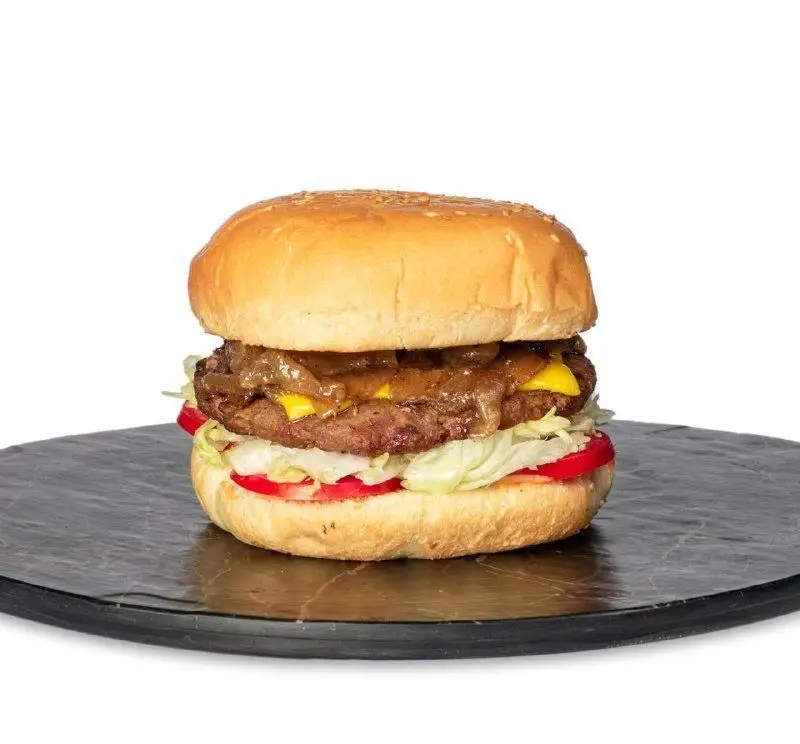 ساندویچ همبرگر گوشت فست فود کامنت با پیاز کاراملی، پنیر ذوب شده، کاهو و گوجه فرنگی تازه، انتخابی لذیذ برای شما.