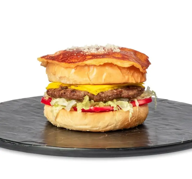 همبرگر با پنیر و مخلفات تازه از فست فود کامنت، انتخابی خوشمزه برای یک وعده غذایی سریع و باکیفیت. سفارش آنلاین!